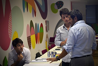 Ángel Garrorena trabajando con un equipo comercial sobre un mapa de cuentas