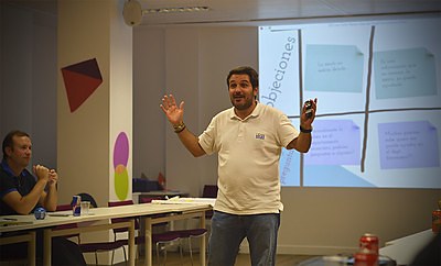 Ángel Garrorena explicando el tratamiento de objeciones en un taller